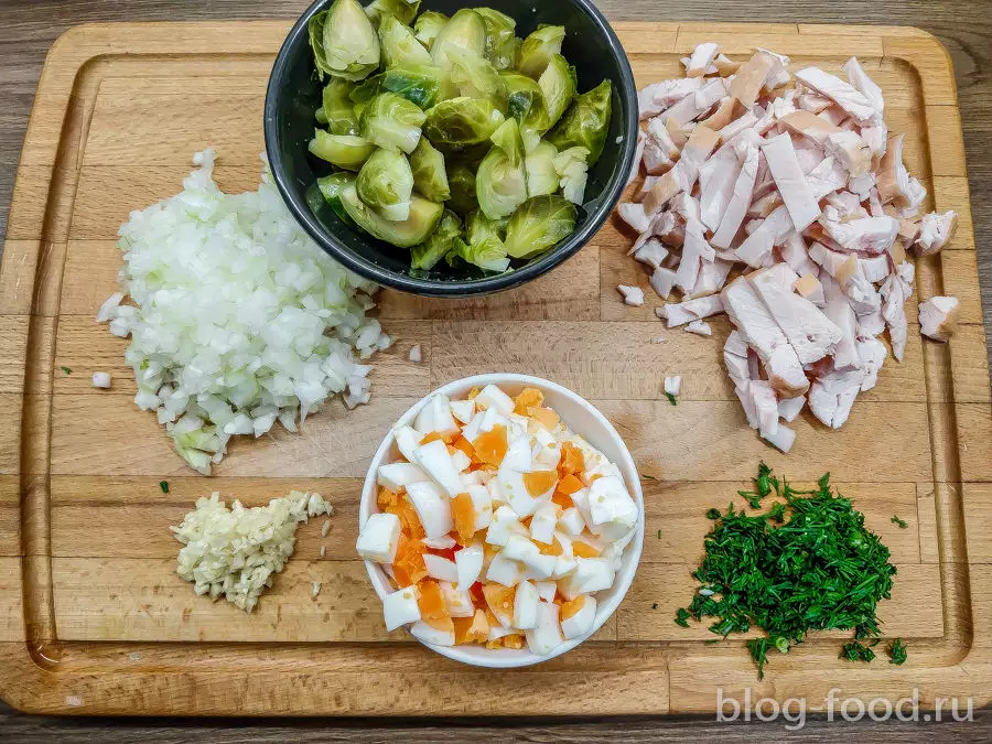 Пирог с индейкой, брюссельской капустой и яйцом