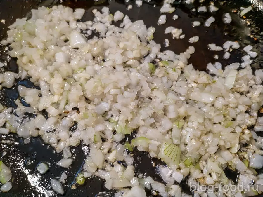 Пирог с индейкой, брюссельской капустой и яйцом