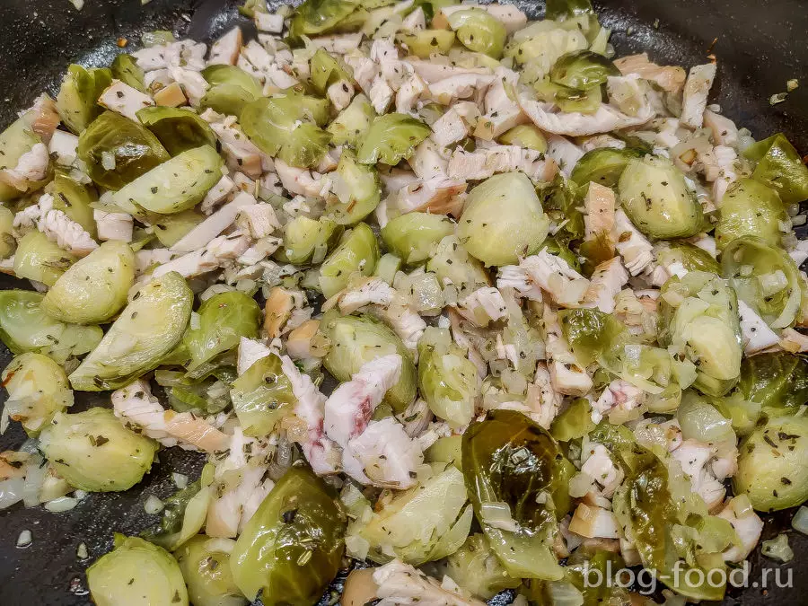 Пирог с индейкой, брюссельской капустой и яйцом