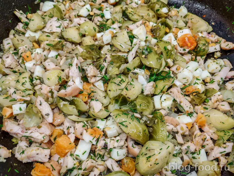 Пирог с индейкой, брюссельской капустой и яйцом