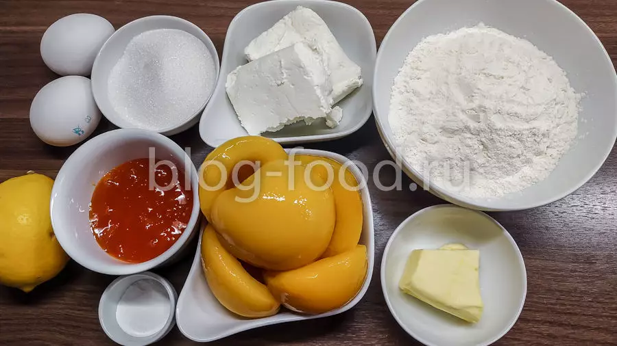 Творожный пирог с персиками