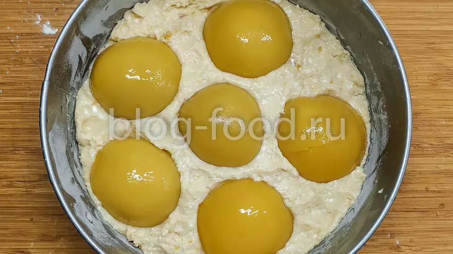 Творожный пирог с персиками