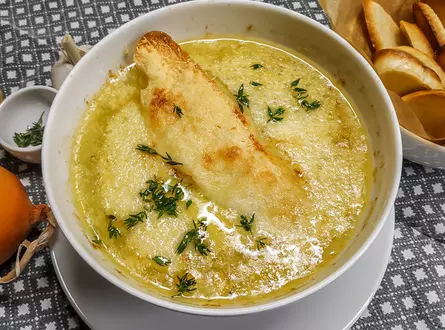 Луковый суп с крутонами и тимьяном