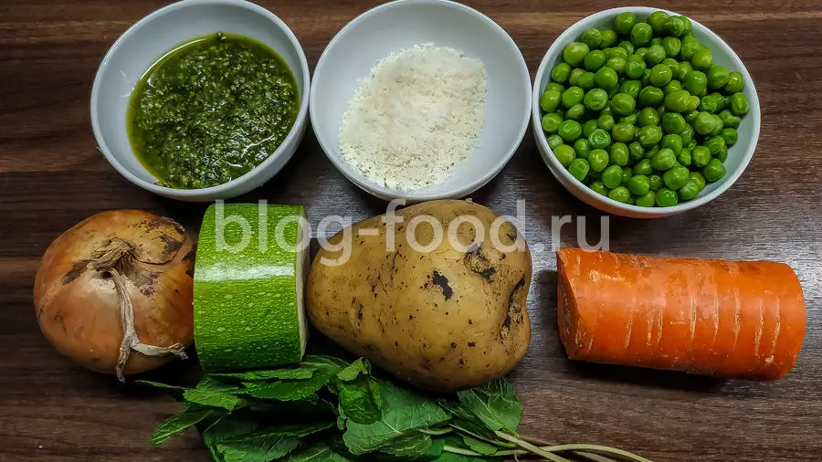 Минестроне с цукини, пармезаном и песто