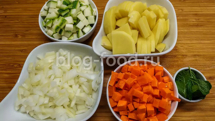 Минестроне с цукини, пармезаном и песто