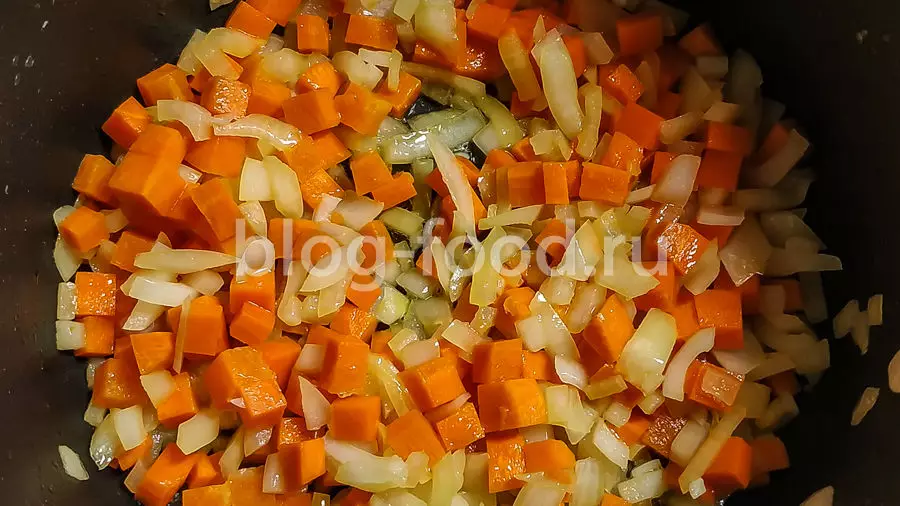 Минестроне с цукини, пармезаном и песто