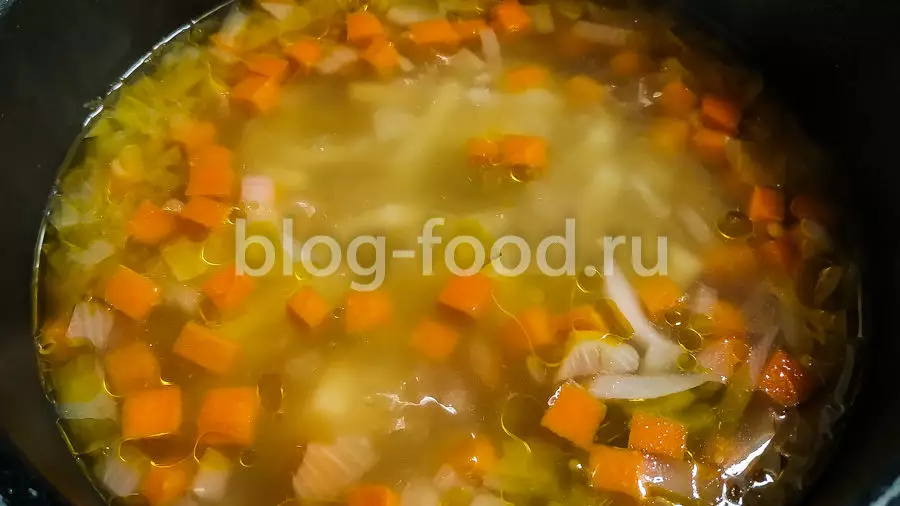 Минестроне с цукини, пармезаном и песто