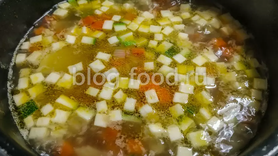 Минестроне с цукини, пармезаном и песто