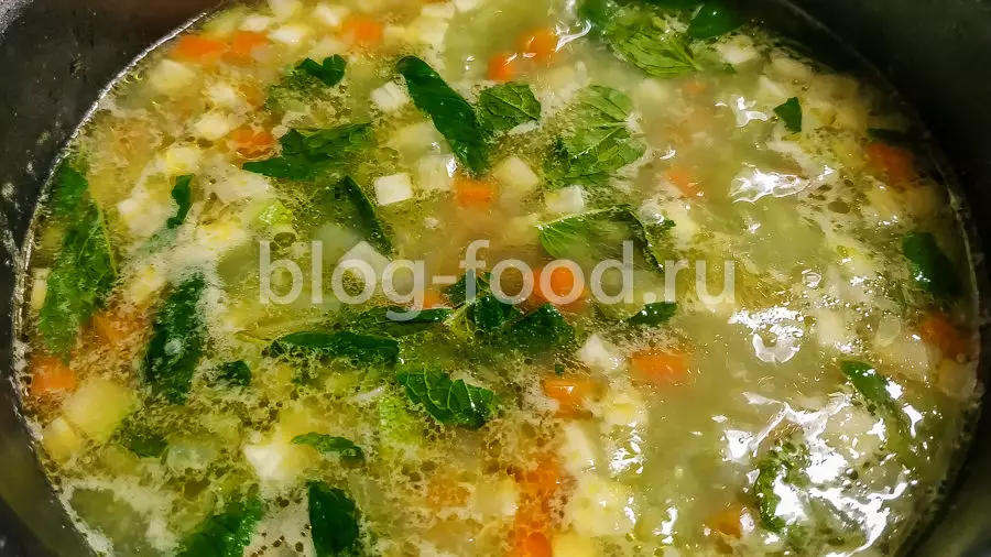 Минестроне с цукини, пармезаном и песто