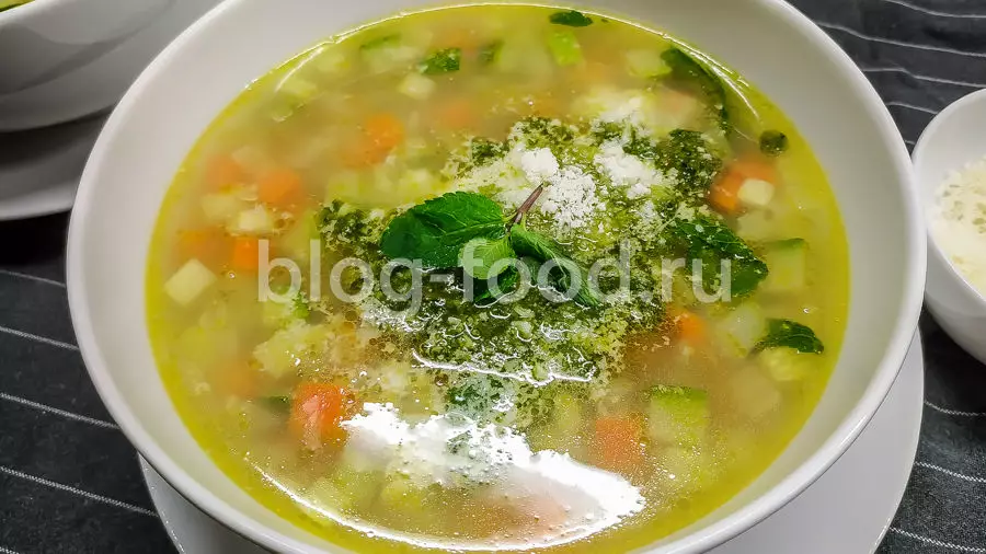 Минестроне с цукини, пармезаном и песто