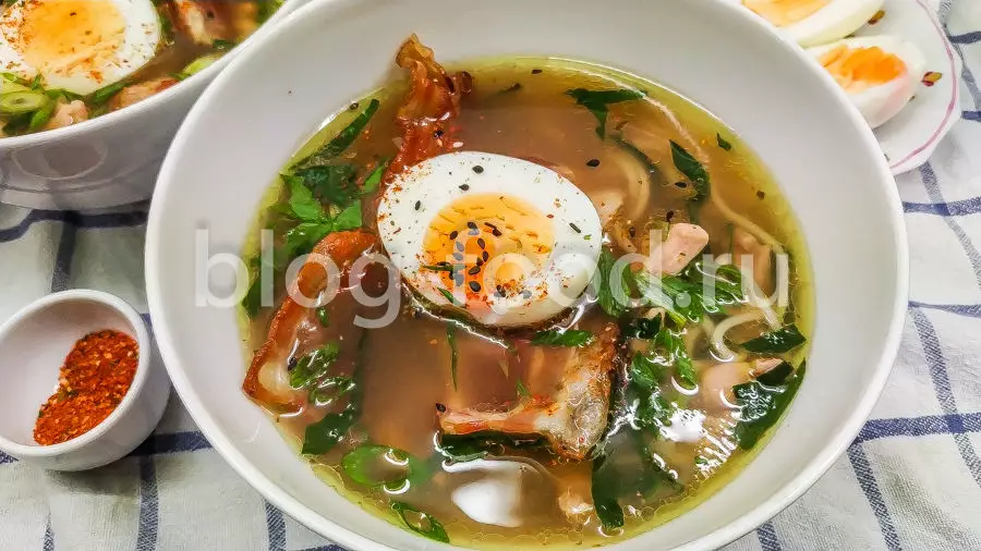 Рамен с курицей и беконом