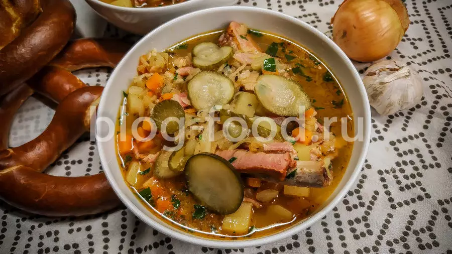 Айнтопф с копчёными рёбрышками и беконом