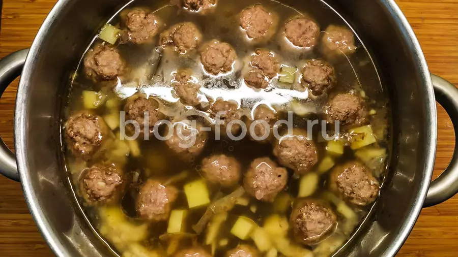 Борщ с фрикадельками на бульонных кубиках