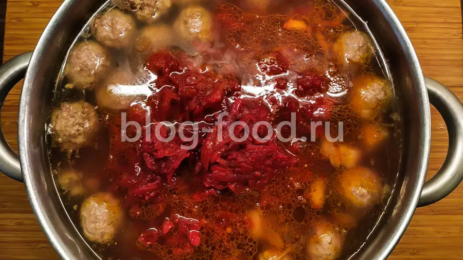 Борщ с фрикадельками на бульонных кубиках