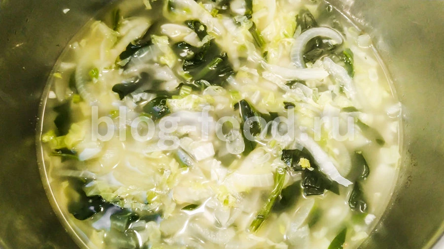 Суп с кальмаром и зеленью в восточном стиле