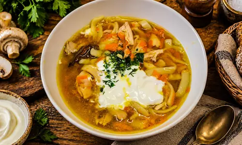 Грибной суп с курицей и лапшой