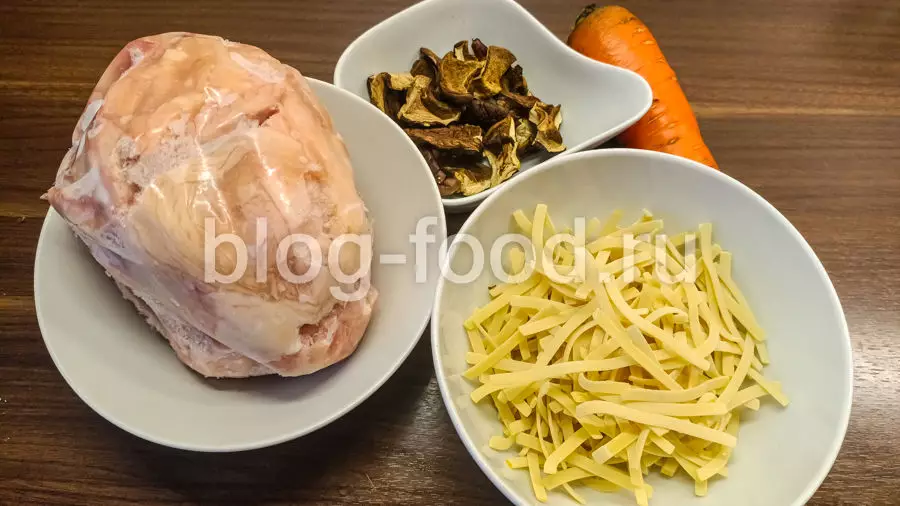 Грибной суп с курицей и лапшой