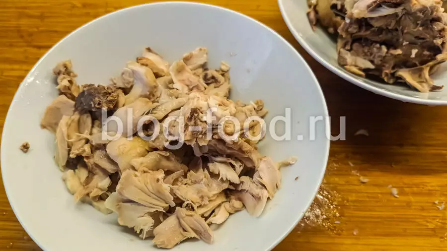 Грибной суп с курицей и лапшой