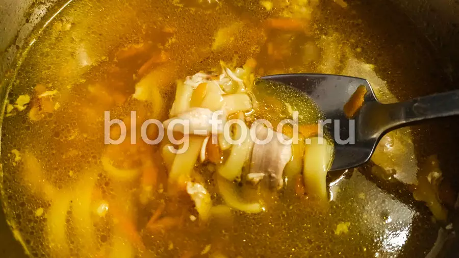 Грибной суп с курицей и лапшой