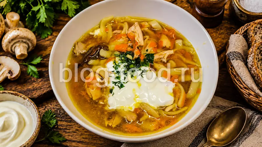 Грибной суп с курицей и лапшой