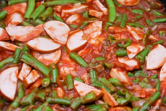 Немецкая овощная запеканка с&nbsp;сардельками