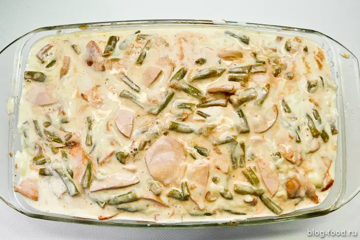 Немецкая овощная запеканка с&nbsp;сардельками