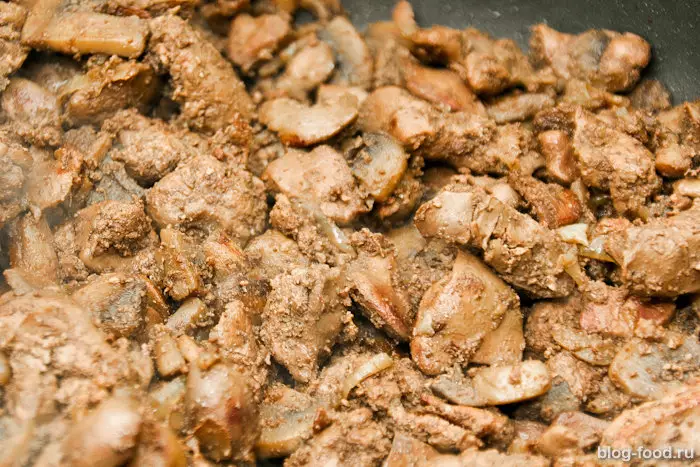 Куриная печень в&nbsp;сливках с&nbsp;грибами