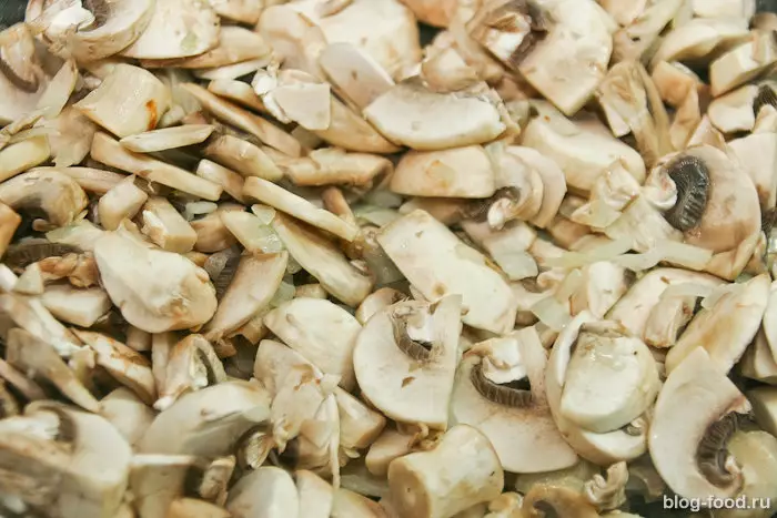 Сладкая курица, запечённая в фольге с грибами