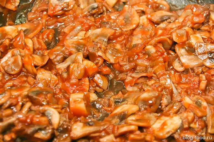 Сладкая курица, запечённая в фольге с грибами