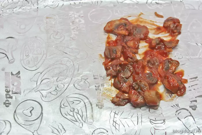 Сладкая курица, запечённая в фольге с грибами