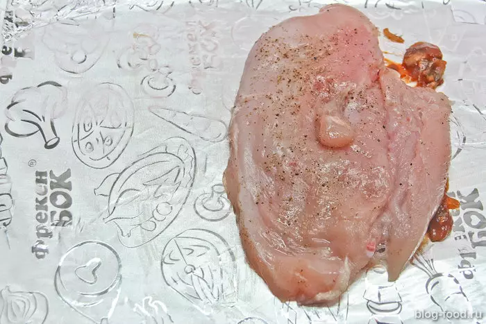 Сладкая курица, запечённая в фольге с грибами