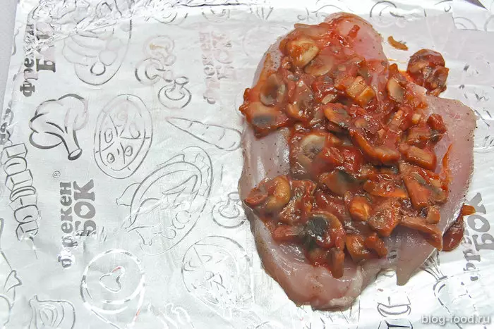Сладкая курица, запечённая в фольге с грибами