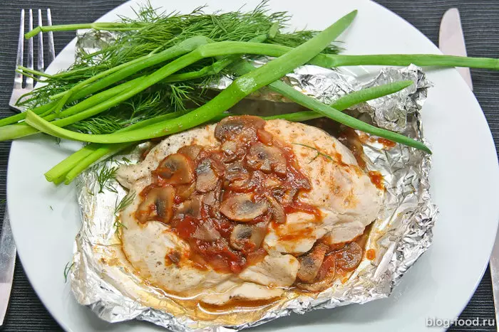 Сладкая курица, запечённая в фольге с грибами