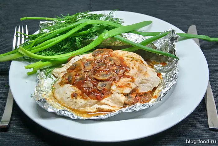 Сладкая курица, запечённая в фольге с грибами
