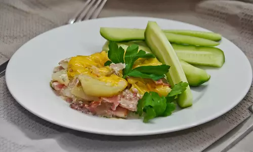 Картофельный гратен с беконом и сыром