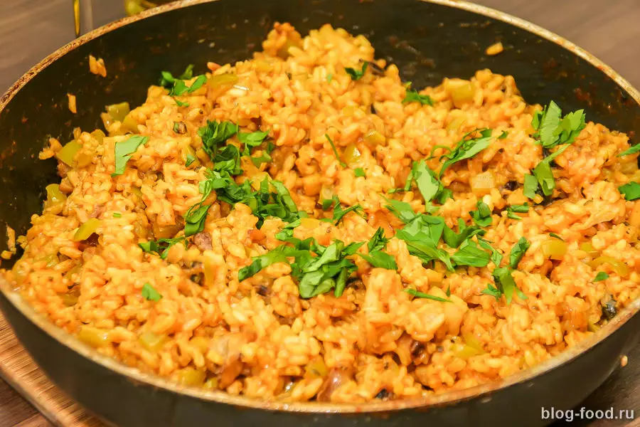 Паэлья с морепродуктами по-домашнему