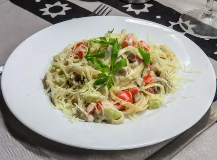 Спагетти в сливочном соусе с овощами