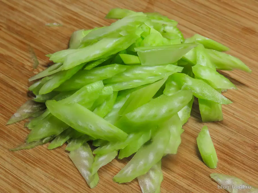 Бургер с курицей, грибами и сельдереем
