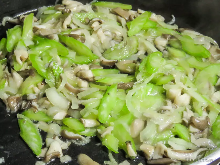 Бургер с курицей, грибами и сельдереем