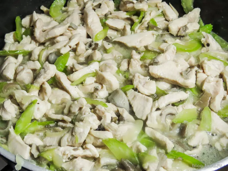 Бургер с курицей, грибами и сельдереем