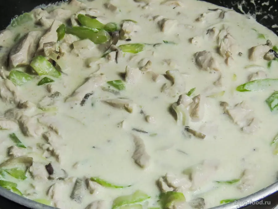Бургер с курицей, грибами и сельдереем