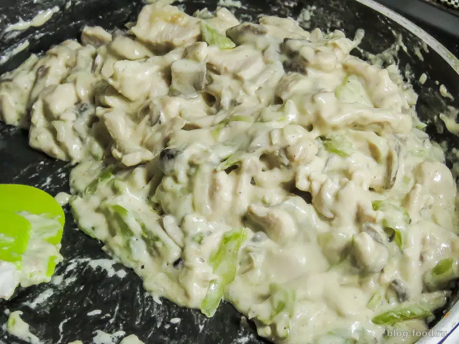 Бургер с курицей, грибами и сельдереем