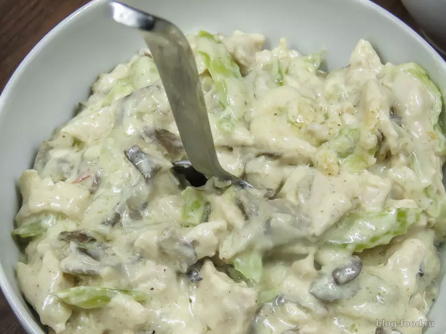 Бургер с курицей, грибами и сельдереем