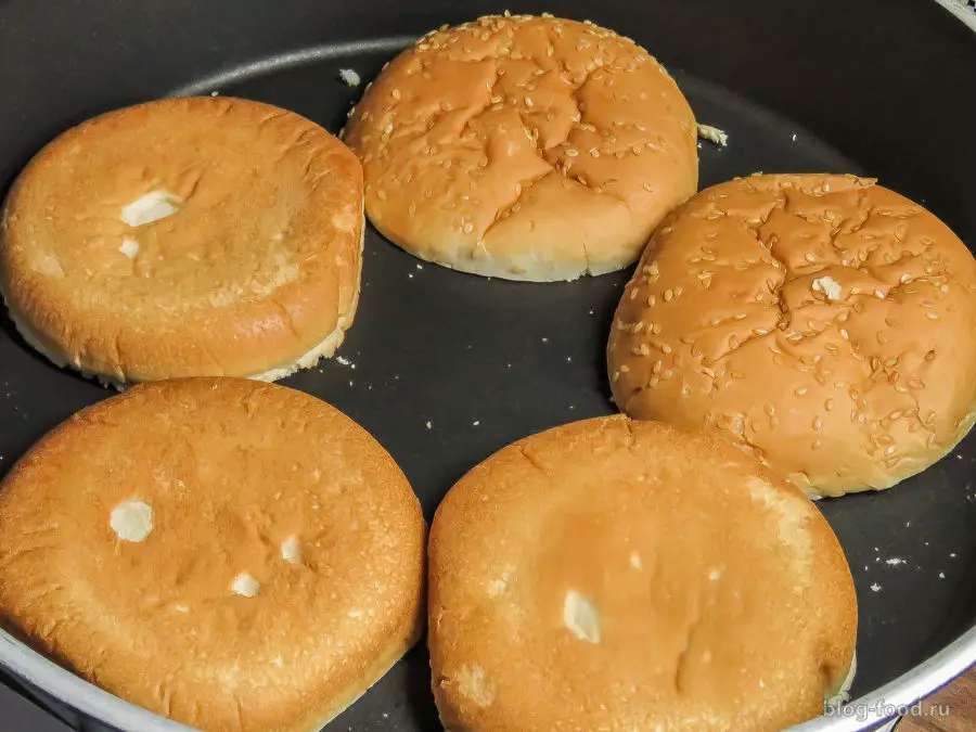 Бургер с курицей, грибами и сельдереем