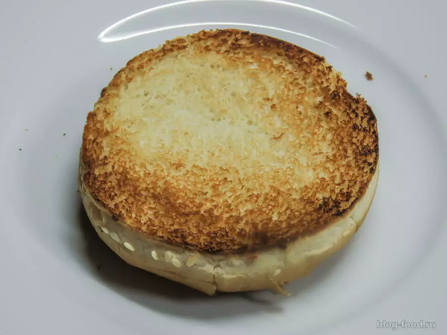 Бургер с курицей, грибами и сельдереем