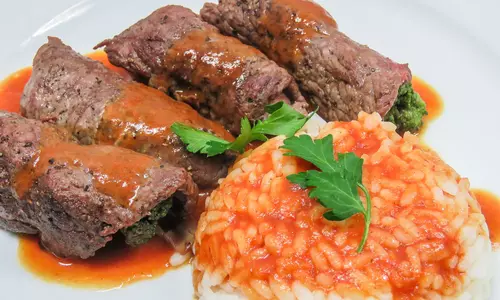 Мясные рулетики с брокколи и томатным соусом