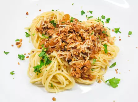 Спагетти с утиным фаршем и кедровыми орешками