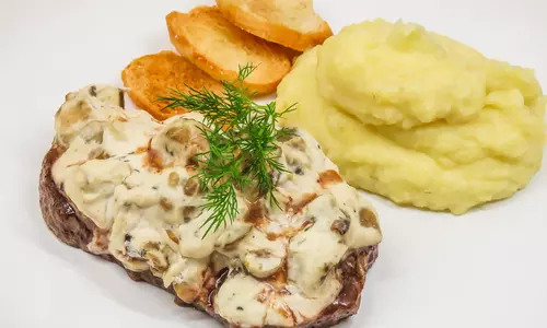 Мясо, запеченное в сливках с грибами