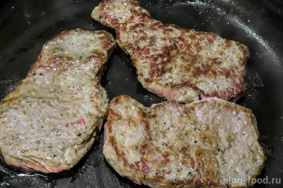 Мясо, запеченное в сливках с грибами
