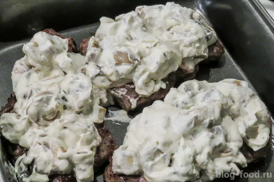 Мясо, запеченное в сливках с грибами